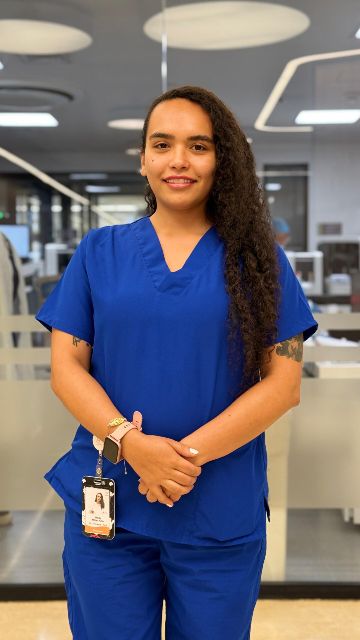 Heidy Millán Ávila de pie con uniforme médico y carnet institucional como Gestora Administrativa de Patología Abdominal